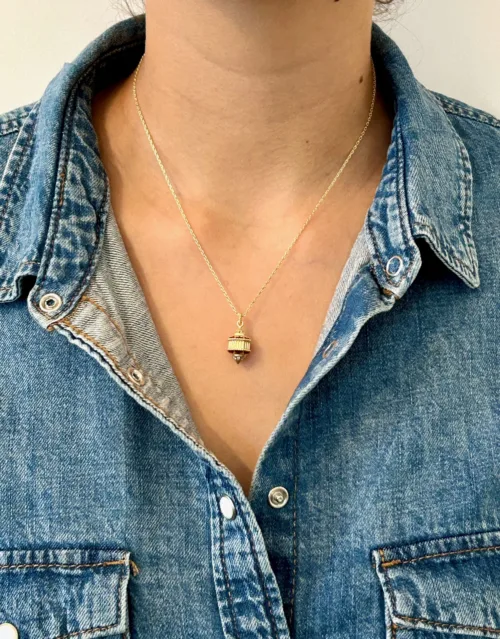 Cosi Store • Pendentif Naos PM Vermeil Email Bordeaux Saphirs blancs Marathi (Marathi)